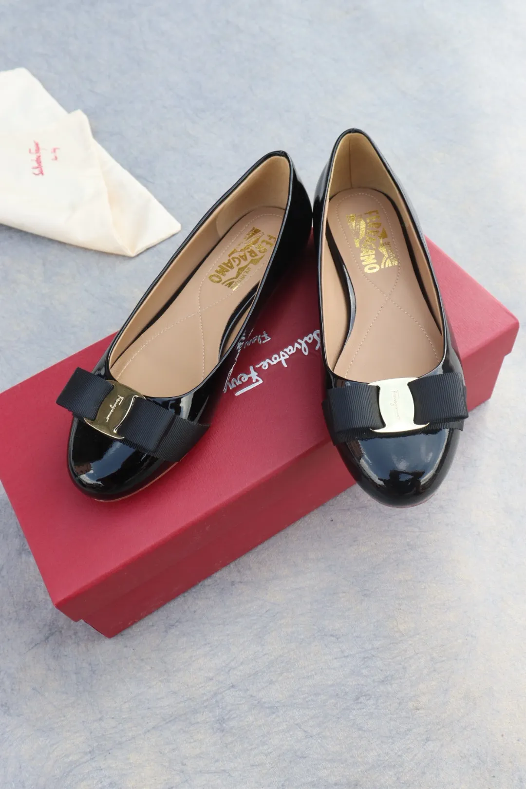 👟👟Ex-factory price 480👟👟 Women's shoes Women's clothing Women's shoes Women's clothing Salvatore Ferragamo SF classic 🌪 Heel height: flat (leather buckle) Upper: imported cow patent leather 🌹 Lining: sheepskin Feet: sheepskin Code number: 35-39 standard code [34, 40, 41 codes can be customized]